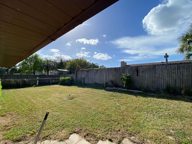 Building Photo - Cedar Hills - Desirable SE neighborhood 3/2/2