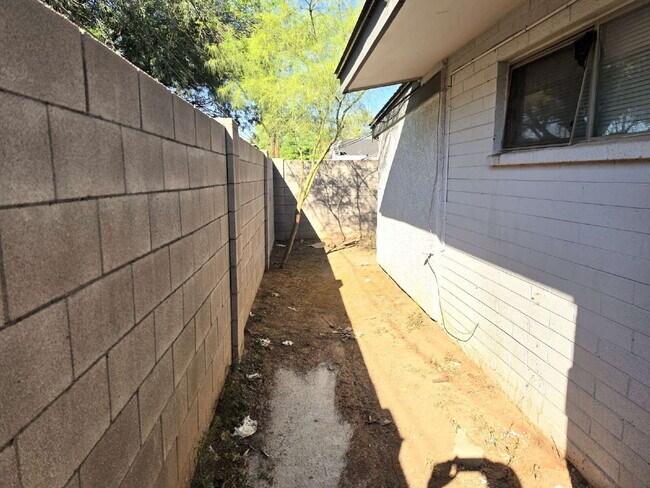 Building Photo - MOVE-IN READY 3 BEDROOM WITH $250 BONUS – ALL TILE & CENTRAL AIR OFFERING $250 GIFT CARE AFTER SU...