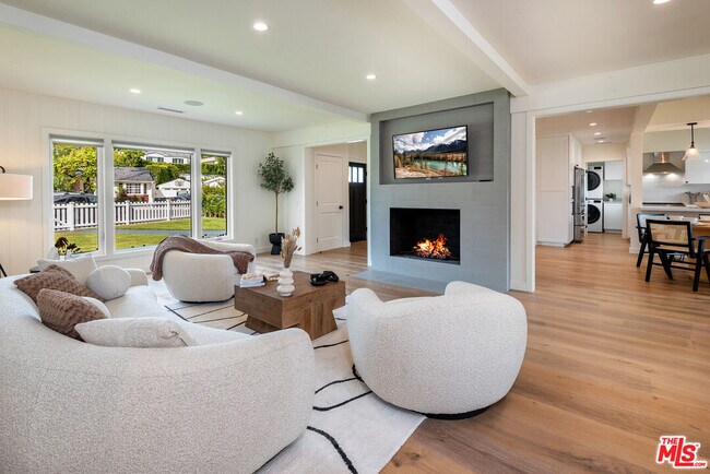 Building Photo - 527 S Bentley Ave