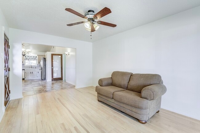 Building Photo - 3811 Bennett Dr