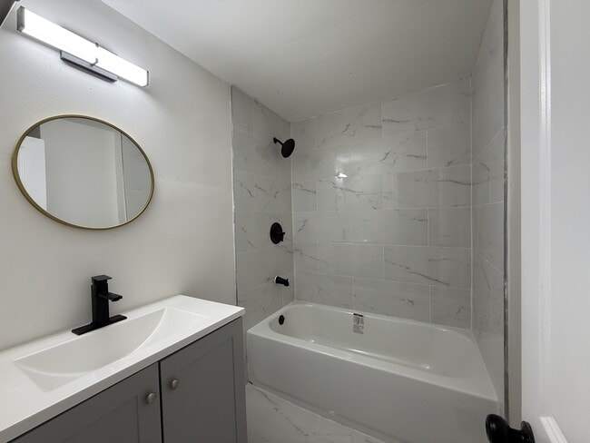 Building Photo - 321 Easy St