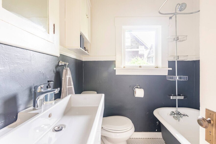 Building Photo - 1320 SE 28th Ave