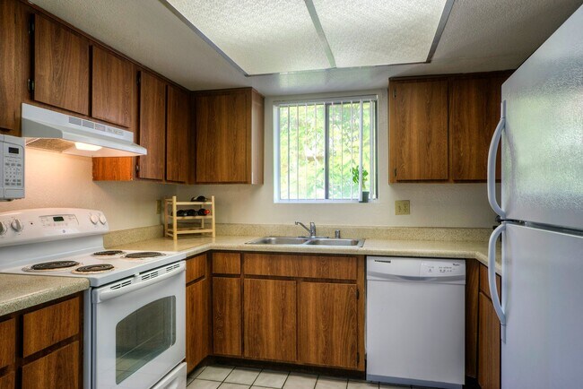 Building Photo - Unit Available in Tempe!