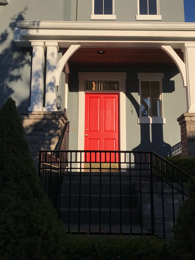 Building Photo - 1575 NE Iris St