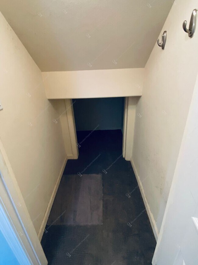 Building Photo - Desirable Modern & Charming Westside 2BR -...