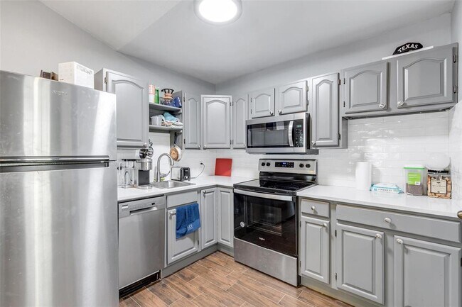Building Photo - 815 E 31st St