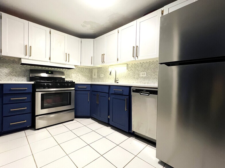 Building Photo - 253 E Delaware Pl