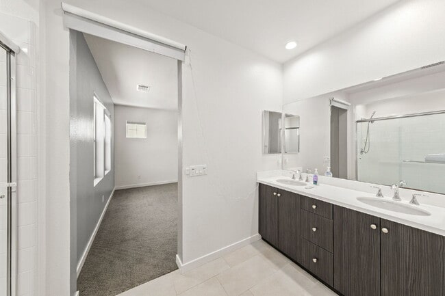 Building Photo - Love your life at Escaya in Chula Vista! 4Bed/2.5Ba attached garage home for rent