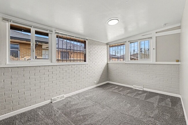 Building Photo - Newly Renovated 2Bed/1Bath Duplex in Park Hill