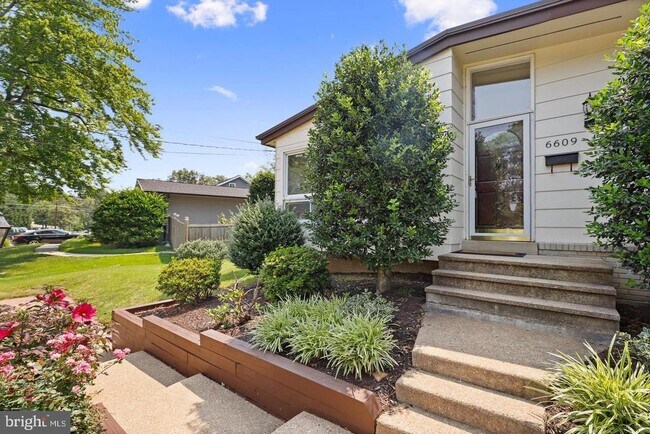 Building Photo - 6609 Bowie Dr