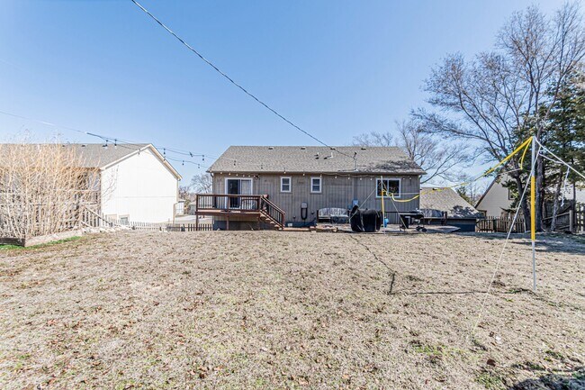 Building Photo - Spacious Single Family Home