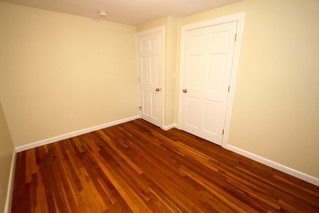 Building Photo - 68 Crescent St