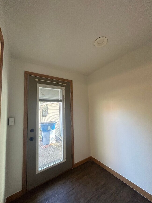 Building Photo - Updated 3 Bedroom House!