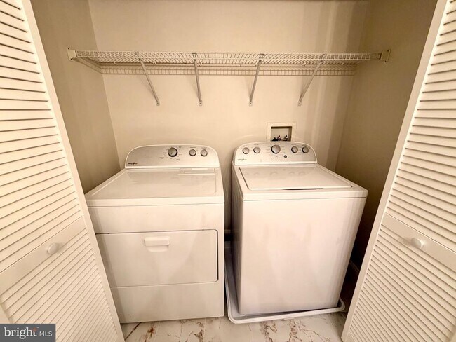 Building Photo - 300 Garden View Square