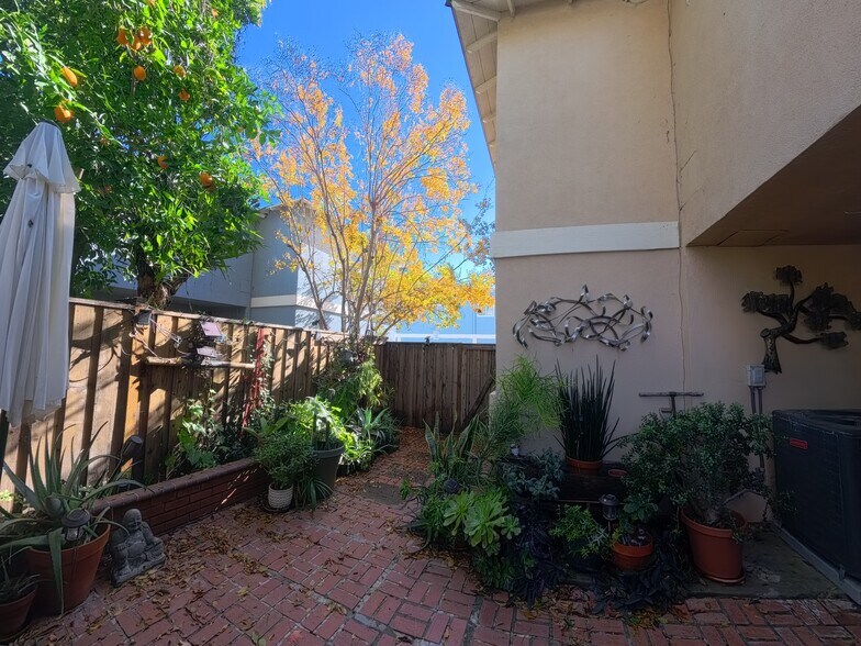 private patio - 30535 Canwood St