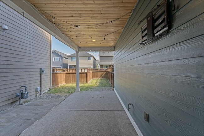 Building Photo - Beautiful Puyallup Corner Lot Home with Office, A/C, Formal Dining & Bonus Loft!