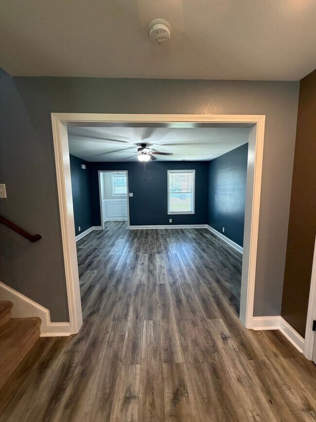 Building Photo - Large 4 Bedroom 2 1/2 Bath Pet Friendly Home For Rent!