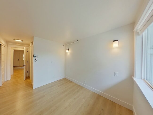 Building Photo - 685-695 East 16th Alley