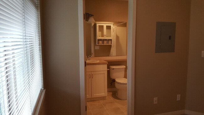 Building Photo - 2106 Yakima Ct S