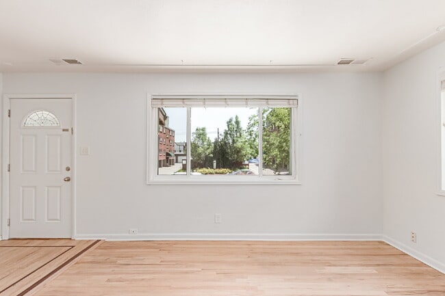 Building Photo - Charming Upper Unit Duplex in the Heart of Englewood!
