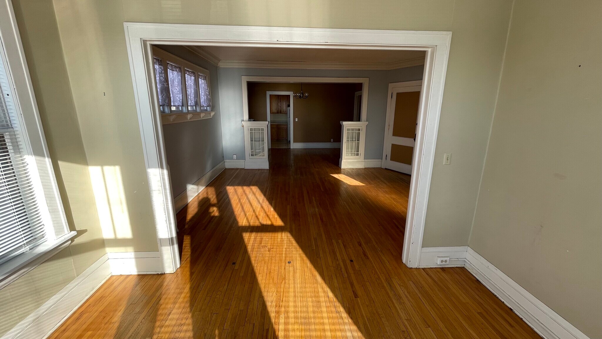 Building Photo - 881 Saint Clair Ave