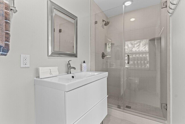 Building Photo - 6689 Eastpointe Pines St