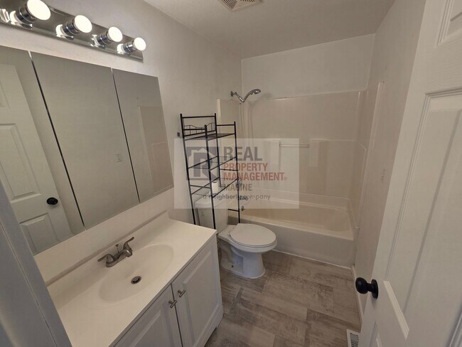 Building Photo - Updated 5 Bedroom Home!