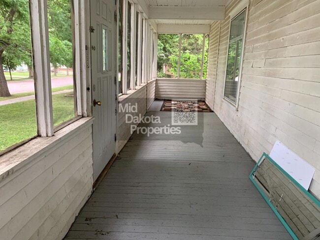 Building Photo - 915 W 4th Ave