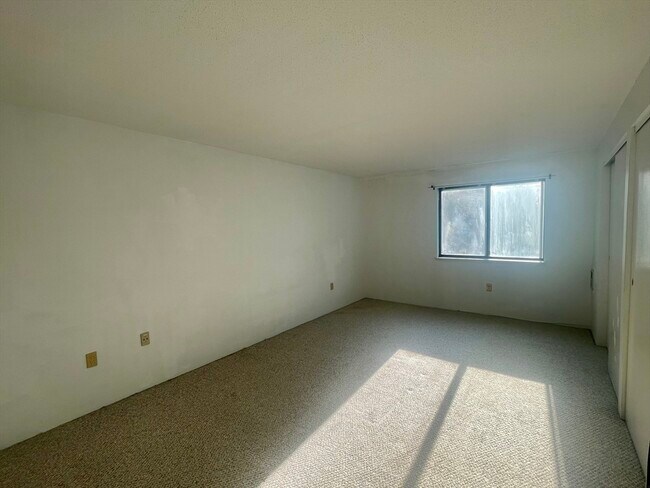 Building Photo - 9 Village Rock Ln