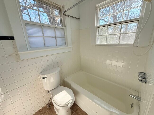 Building Photo - ADORABLE cottage close to everything!