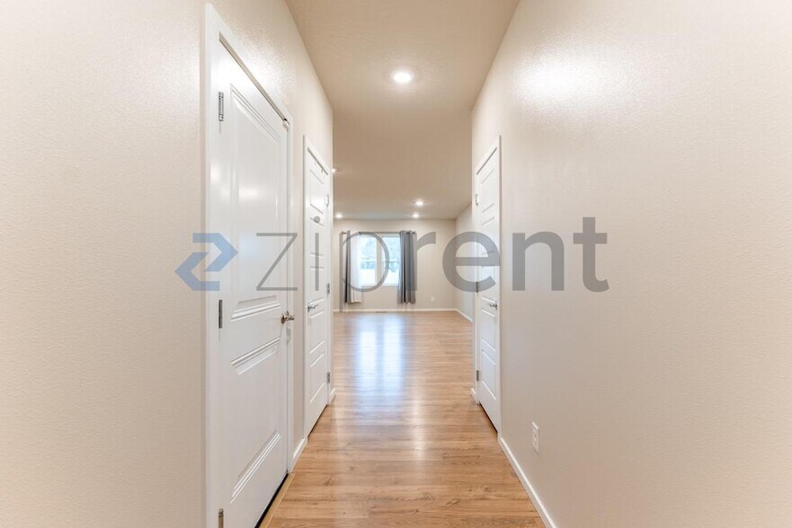 Building Photo - 5721 W Youngstown Ln