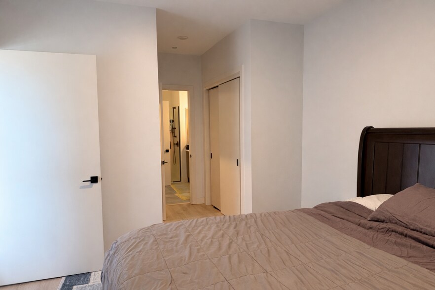 Building Photo - 948 W Sunnyside Ave