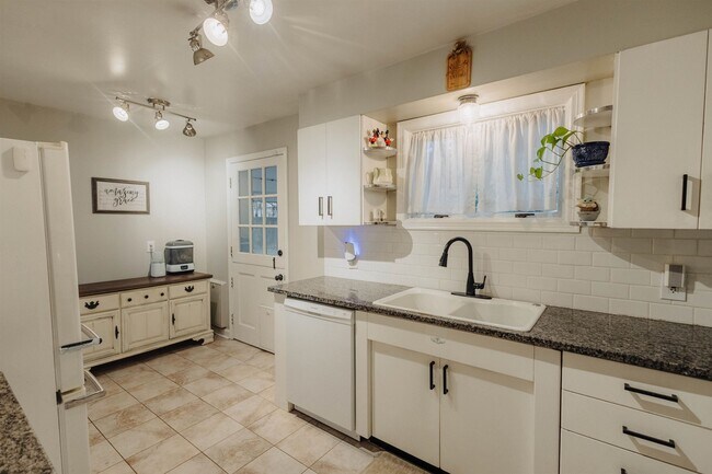 Building Photo - 4960 Hummingbird Ln