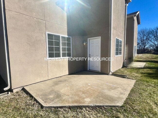 Building Photo - 3 bedroom, 2.5 bath 2 car garage Townhouse