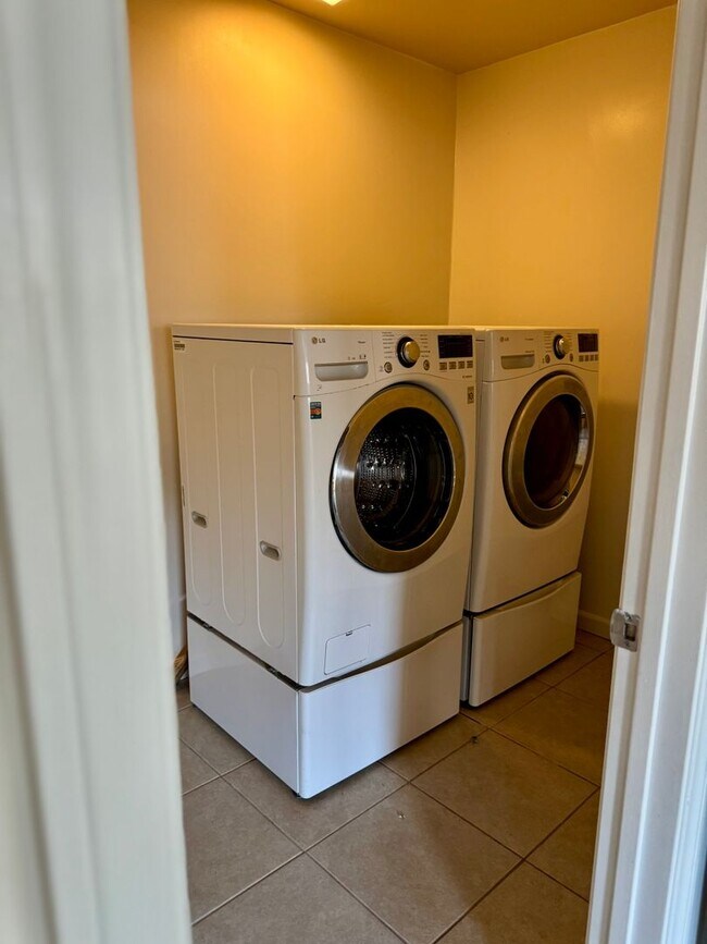 Building Photo - Beautiful 3BR 2.5 BA Hoyse in Allied Gardens