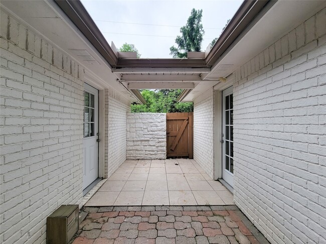 Building Photo - 25723 Glen Loch Dr