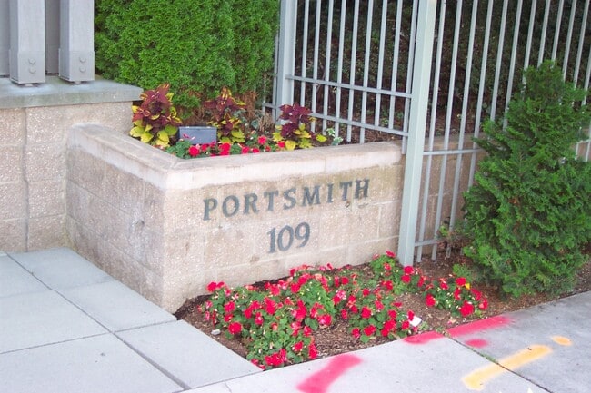 Building Photo - Gorgeous 1-BR + Den, Downtown Kirkland Condo, Steps to the Lake!