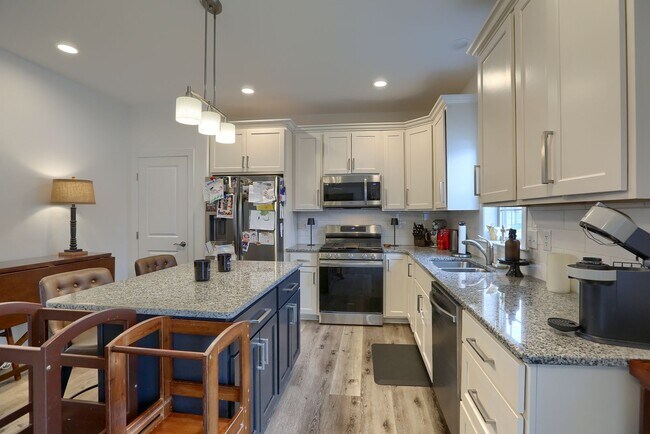 Building Photo - 4 bedroom townhome