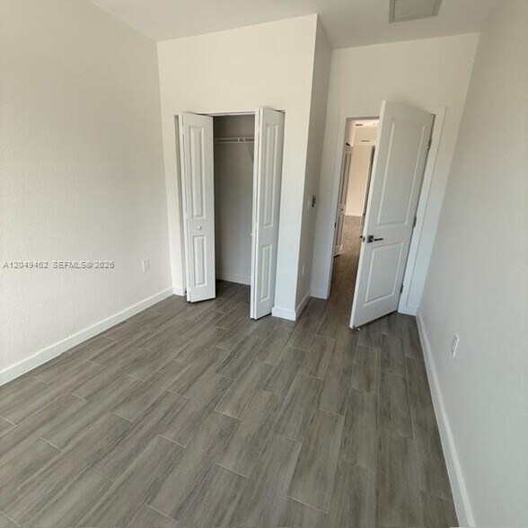 Building Photo - 6140 SW 39th St