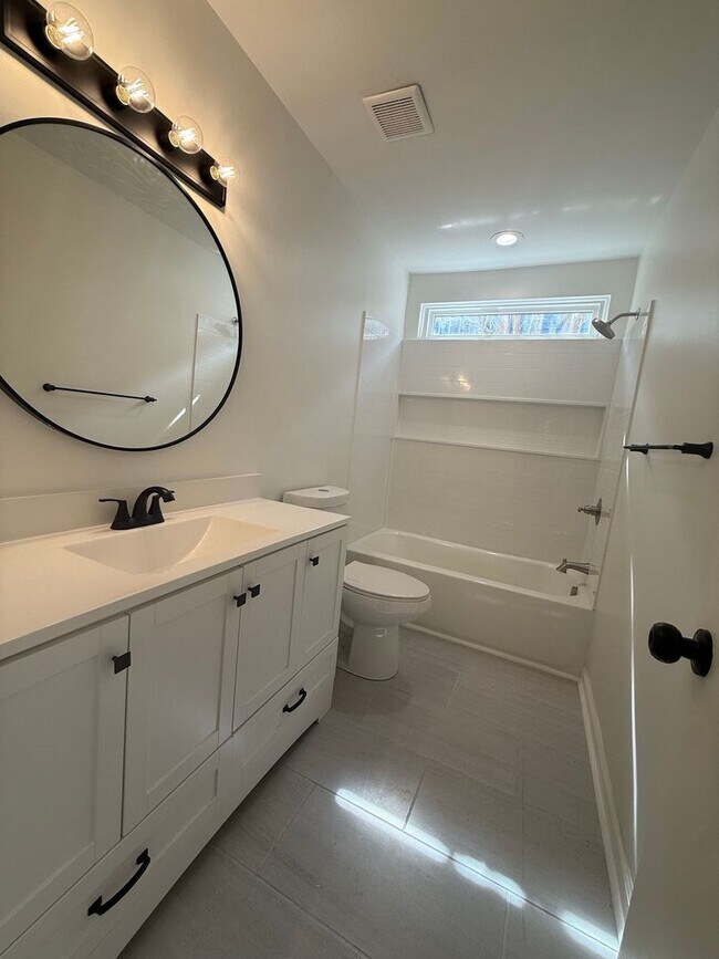 Building Photo - Well-Maintained Beachside Condo Near Shore Drive *ASK ABOUT OUR ZERO DEPOSIT*