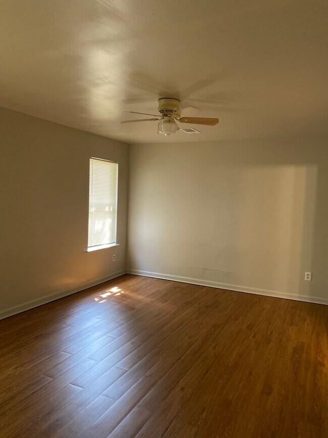 Building Photo - 3br 2 bath vaulted ceiling