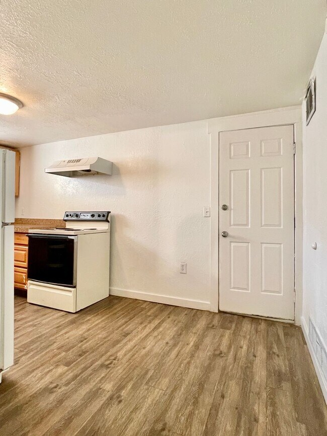 Building Photo - 2035 Van Buren Ave