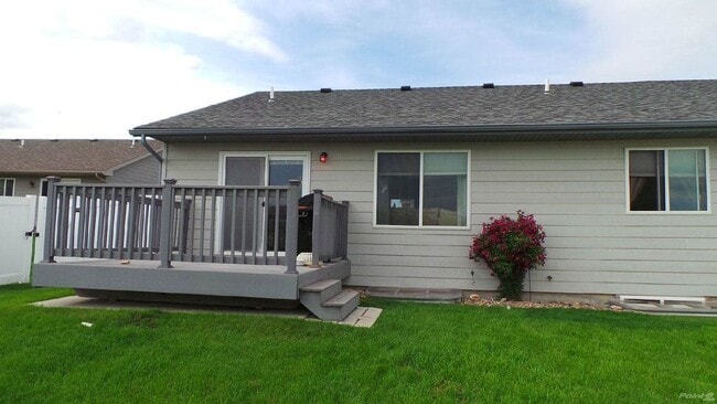 Building Photo - SPACIOUS | 3 BEDROOM | TOWNHOME | LOCATED ...