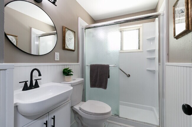 Building Photo - "Charming 3-Bedroom Retreat in St. Louis with Spacious Living!"