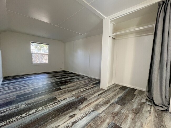 Building Photo - Douglas St. - 12909-12911