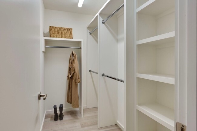 Building Photo - Professional Coliving - Private Room & Wal...