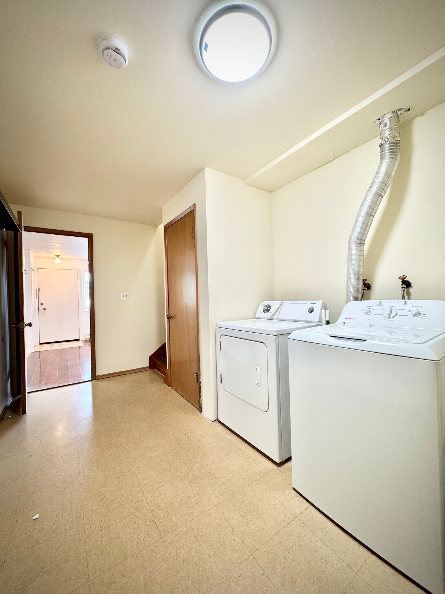 Building Photo - 3022 22nd Ave W