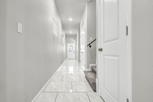 Building Photo - Upper Valley 2 Bedroom 2.5 Bath