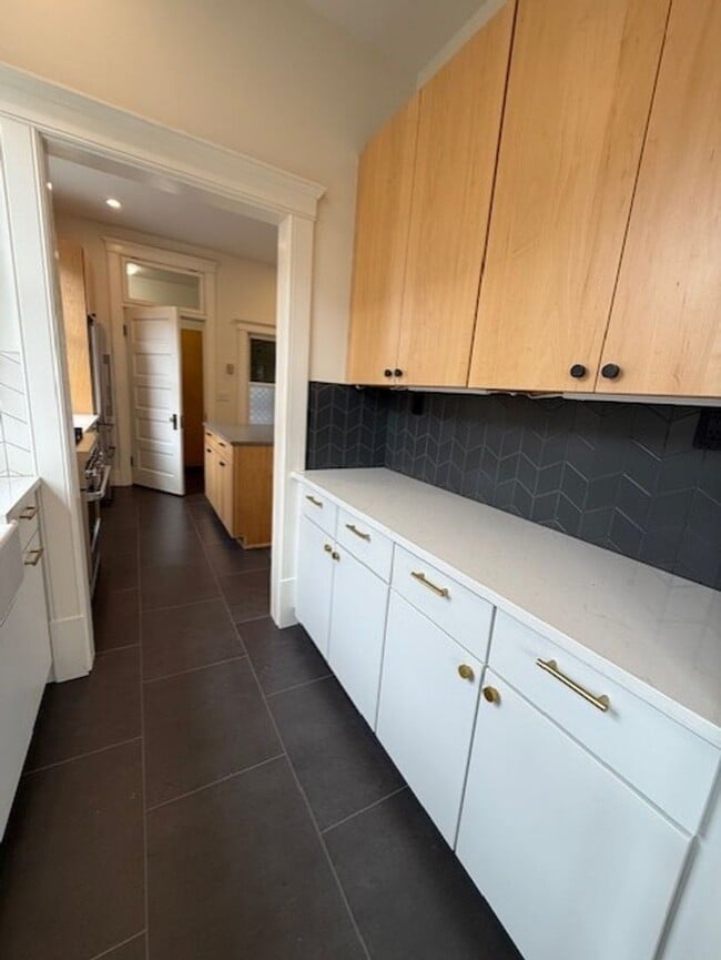 Building Photo - BRIGHT 2-BEDROOM TOWNHOME FOR RENT IN CHERRY HILL!