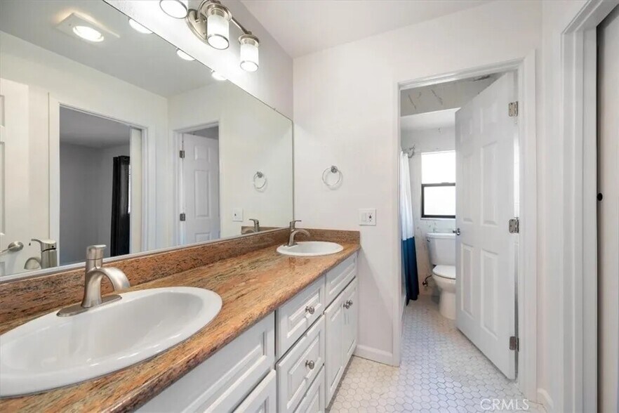 Building Photo - 1084 Baden Ave